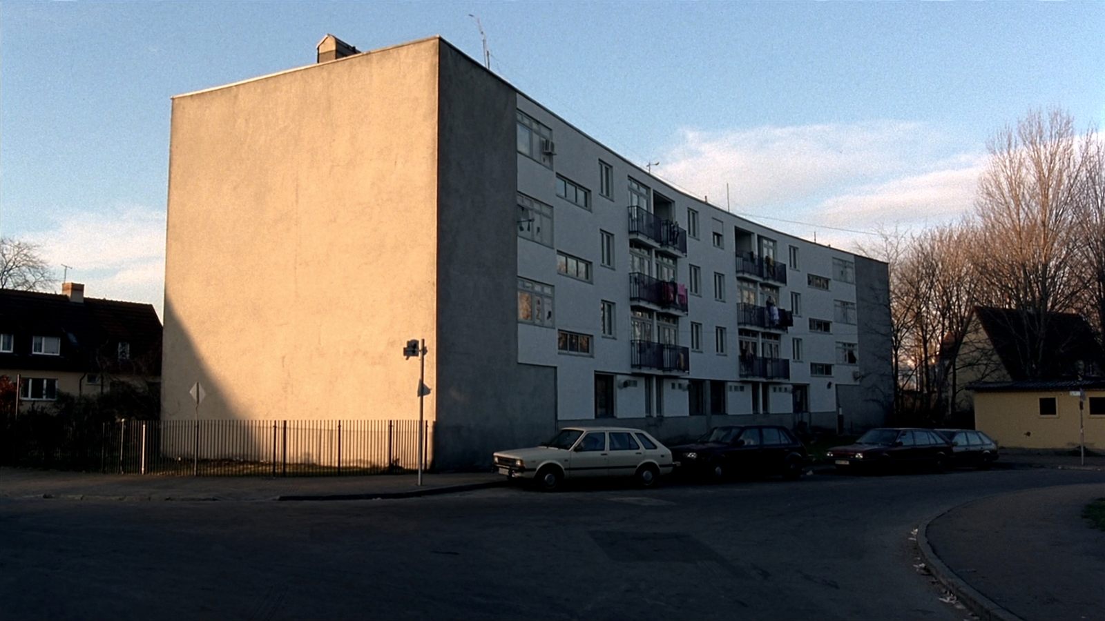 Mehrfamilienhaus in einer deutschen Wohnstraße